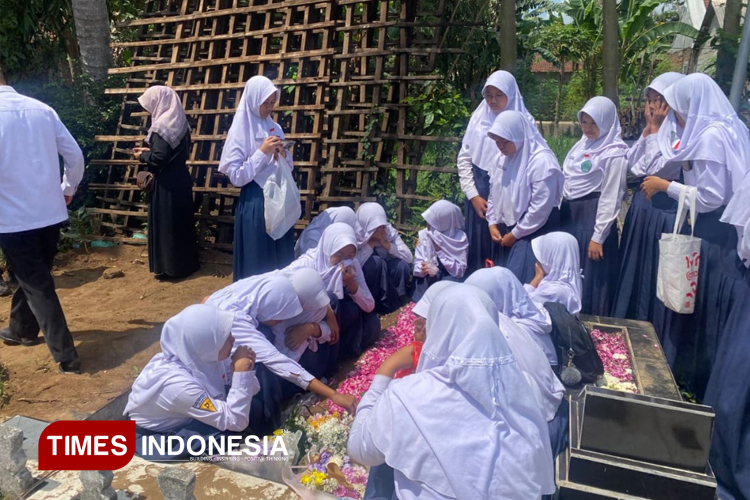 Pelajar Korban Kecelakaan Bus Rombongan RS Bina Sehat Dimakamkan di Bondowoso