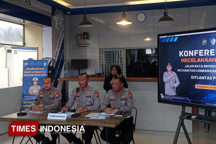 Dirlantas Polda Jatim Kombes Pol Iwan Saktiadi (tengah), AKBP Septa Firmansyah Kasubdit Gakkum (kiri), dan Wadirlantas AKBP Doni (kanan) ungkap hasil olah TKP kecelakaan bus di Jalur Sukapura, Selasa (16/9/25). (Foto: Hamida Soetadji/TIMES Indonesia)