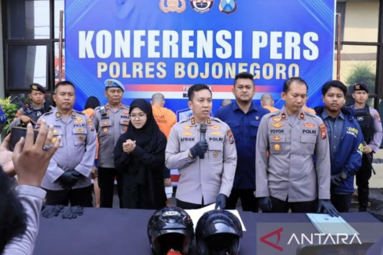 Kapolres Bojonegoro, AKBP Afrian Satya Permadi saat memimpin konferensi pers di halaman Mapolres setempat, Selasa (16/9/2025). (FOTO: ANTARA/M. Yazid)