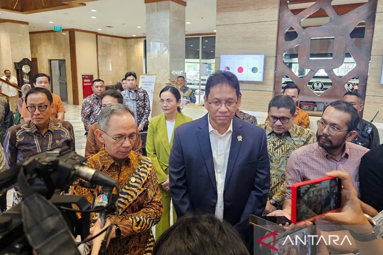 Ketua Dewan Komisioner (DK) OJK Mahendra Siregar (kiri) dan Menteri Keuangan RI Purbaya Yudhi Sadewa (kanan) memberi keterangan kepada awak media di Kantor Direktorat Jenderal Pajak, Jakarta, Selasa (16/9/2025). ANTARA