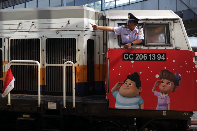 Seorang masinis saat mengecek kesiapan keberangkatan KA di stasiun Bandung, Selasa (16/9/2025) (FOTO: Humas Daop 2 Bandung)