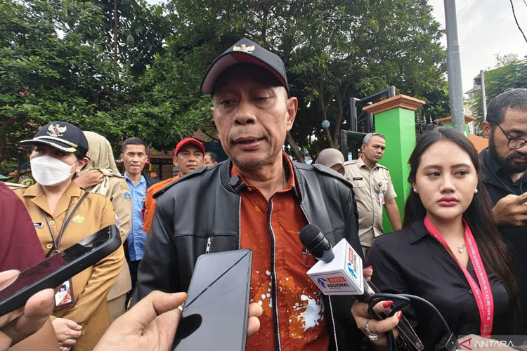 Wakil Menteri Sosial Agus Jabo Priyono menghadiri penyerahan bantuan korban kebakaran di Pasar Senen Dalam, Jakarta, Selasa (16/9/2025) (FOTO: M Riezko Bima Elko Prasetyo/ANTARA)