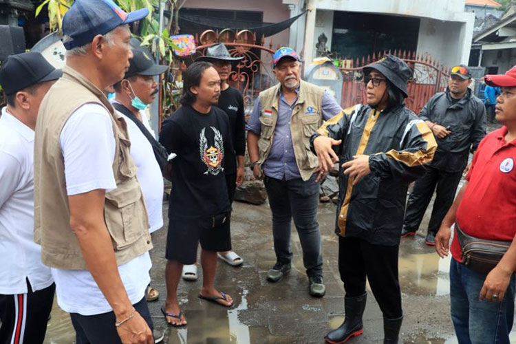 Wali Kota Denpasar I Gusti Ngurah Jaya Negara saat meninjau lokasi banjir di Denpasar, Bali. (Foto: ANTARA/HO-Humas Pemkot Denpasar)