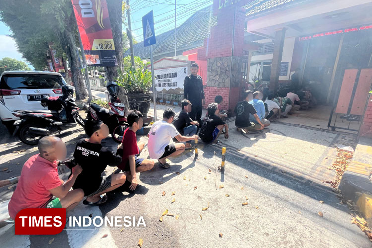 Sejumlah narapidana yang dipundahkan ke lapas Bondowoso mulai dimasukkan satu per satu (FOTO: Moh Bahri/TIMES Indonesia)