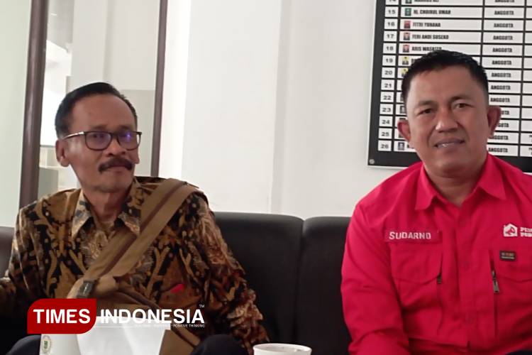 Salah seorang warga terdampak tembok perumahan, Heru Prajitno (batik), didampingi Sudarno dari Pengaduan Publik. (Foto: Amin/TIMES Indonesia)