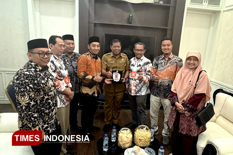 Jajaran pengurus DPD PKS Majalengka bersama Bupati Majalengka, H Eman Suherman. (FOTO: PKS for TIMES Indonesia)