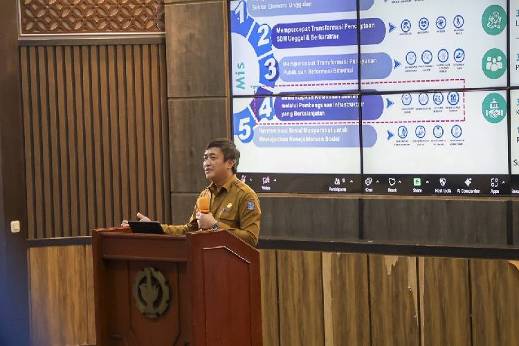 Kepala Bappedalitbang Kota Surabaya, Irvan Wahyudrajad dalam seminar Efisiensi Energi dan Energi Terbarukan pada Bangunan di Auditorium Pascasarjana ITS. (Foto: Diskominfo Surabaya)