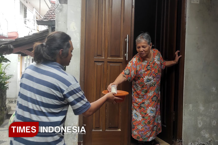 Jimpitan Beras, Tradisi Gotong Royong yang Masih Lestari di Kauman Malang