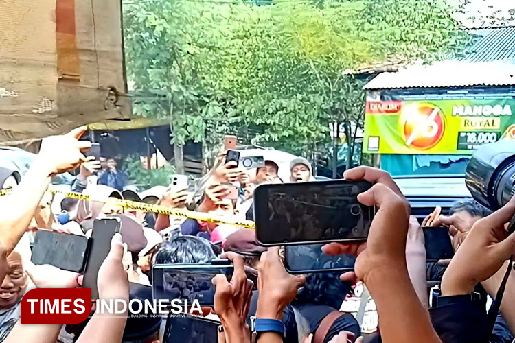 Kerumunan warga memenuhi kawasan TKP pembunuhan TAS (25), untuk menyaksikan rekonstruksi kejadian, Rabu (17/9/2025). (Foto: Della Nur Khofiah/TIMES Indonesia)
