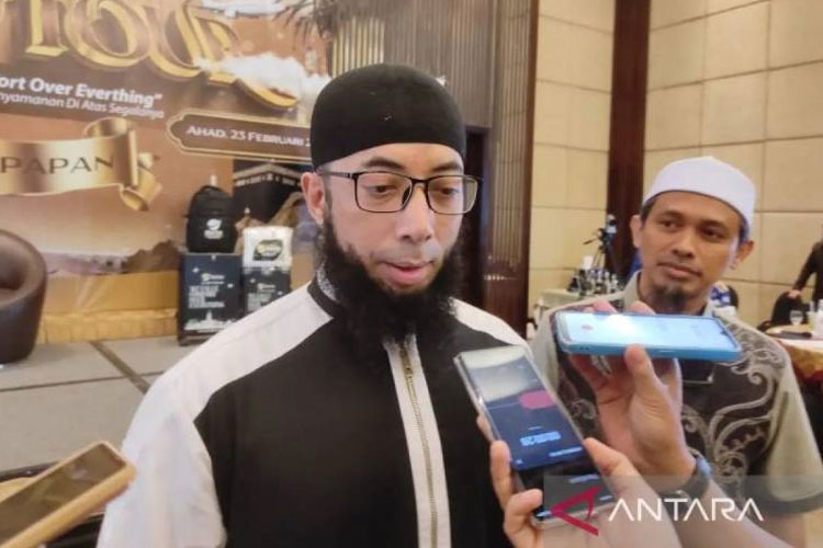 Wakil Ketua DPR RI Saan Mustopa bersama Wakil Ketua DPR RI Sufmi Dasco Ahmad dan Cucun Ahmad Syamsurizal berfoto dengan sejumlah serikat ojol di kompleks parlemen, Jakarta, Selasa (9/9/2025). (FOTO: ANTARA)