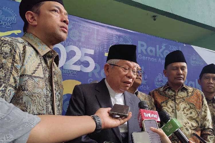 Wakil Presiden ke-13 RI Ma'ruf Amin usai membuka rapat kerja Gerakan Ayo Mondok di Pesantren Asshiddiqiyah, Jakarta, Rabu (17/9/2025). ANTARA