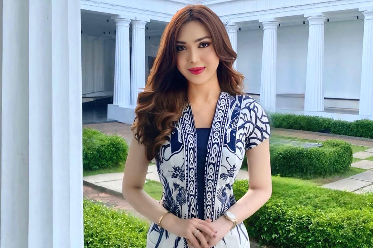 Potret Nella Novilda, Perempuan Modern yang Sukses Padukan Pesona dan Gaya