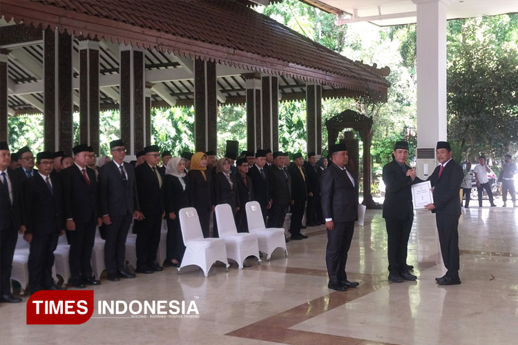 Bupati Sidoarjo Subandi saat melantik puluhan pejabat dilingkungan Pemkab Sidoarjo. (FOTO: Syaiful Bahri/TIMES Indonesia)