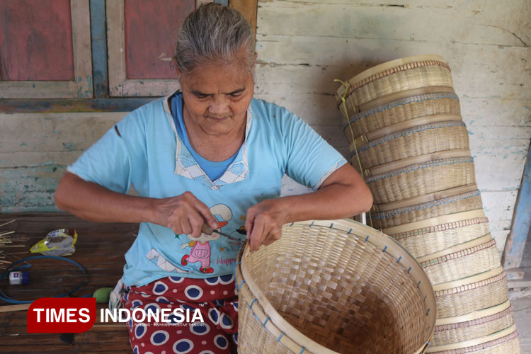 Perajin-anyaman-bambu-Blora-2.jpg