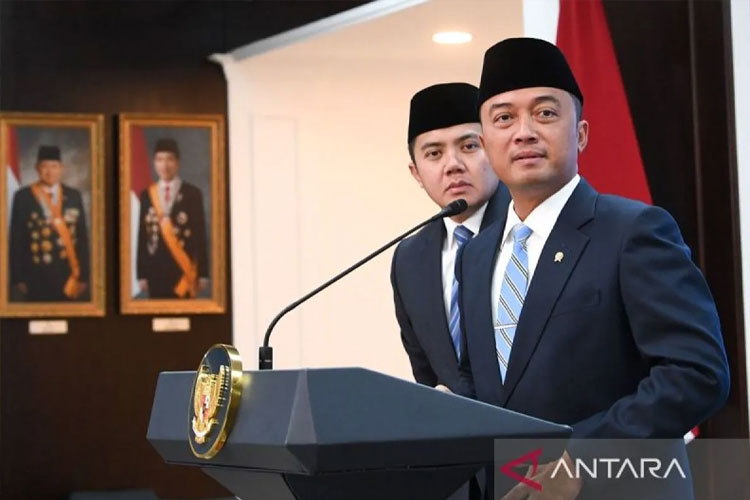 Menteri Sekretaris Negara Prasetyo Hadi (kanan) dan Sekretaris Kabinet Teddy Indra Wijaya (kiri) menyampaikan keterangan kepada wartawan terkait reshuffle Kabinet Merah Putih. (FOTO: Antara)