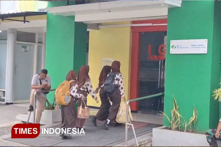 Suasana di depan IGD RSI Nasrul Ummah, tempat para siswa SMA Negeri 2 Lamongan yang mengalami keracunan mendapatkan perawatan, Rabu (17/9/2025). (Foto: Moch. Nuril Huda/TIMES Indonesia)