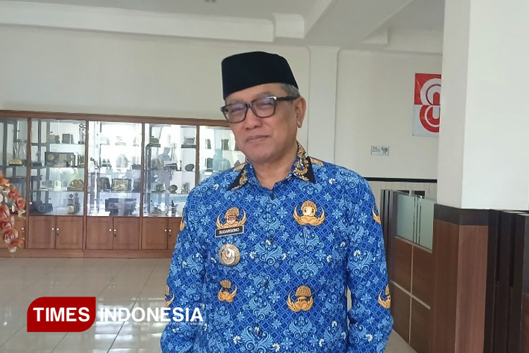 Wali Kota Banjar memberikan keterangan pers terkait mangkirnya NK dalam sidang kode etik pelanggaran disiplin. (FOTO: Susi/TIMES Indonesia)