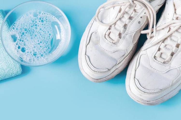 Tips Mencuci Sepatu Putih Tanpa Takut Menguning