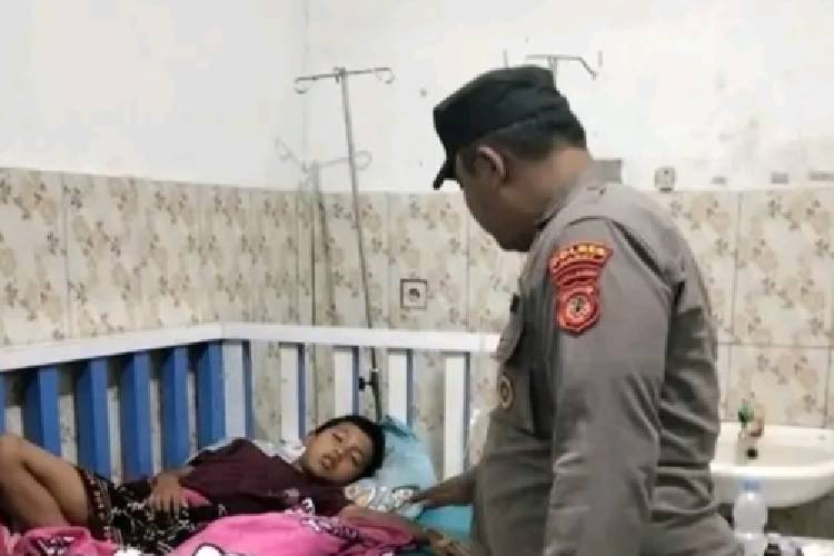 Polisi sambangi korban keracunan di Puskesmas Sindangratu, Pakenjeng, Kabupaten Garut. (FOTO : Humas Polres Garut for TIMES Indonesia)