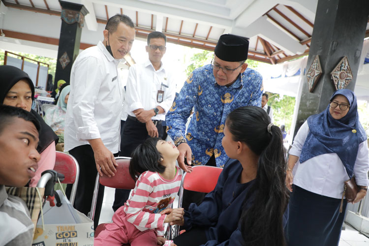 Wakil Bupati Sleman, Danang Maharsa ketika bersama penyandang disabilitas usai acara HKN ke-80. (FOTO: Pemkab Sleman for TIMES Indonesia)