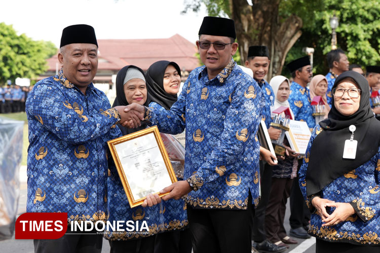 Wakil Bupati Sleman, Danang Maharsa, ketika menyerahkan Nata Sembada Award 2025 kepada Forkom UMKM kalurahan (FOTO: Pemkab Sleman for TIMES Indonesia)