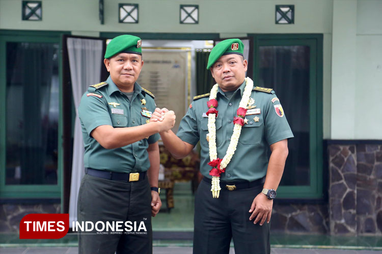 Kakomlekdam V Brawijaya yang baru, Letkol Cke Hendrik Setyobudi bersama pejabat lama, Kolonel Cke Andris Marlon Tuwaidan, S.M., M.Han dalam acara penyambutan di Markas Komlekdam V Brawijaya, Rabu (17/9/2025). (FOTO: Tria Adha/TIMES Indonesia)