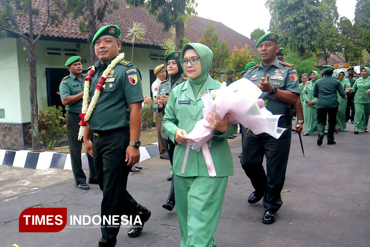 Kakomlekdam V Brawijaya, Letkol Cke Hendrik Setyobudi bersama istri saat acara tradisi penyambutan di Markas Komlekdam V Brawijaya, Jalan Mayjen M. Wiyono, Kota Malang, Rabu (17/9/2025). (FOTO: Tria Adha/TIMES Indonesia)