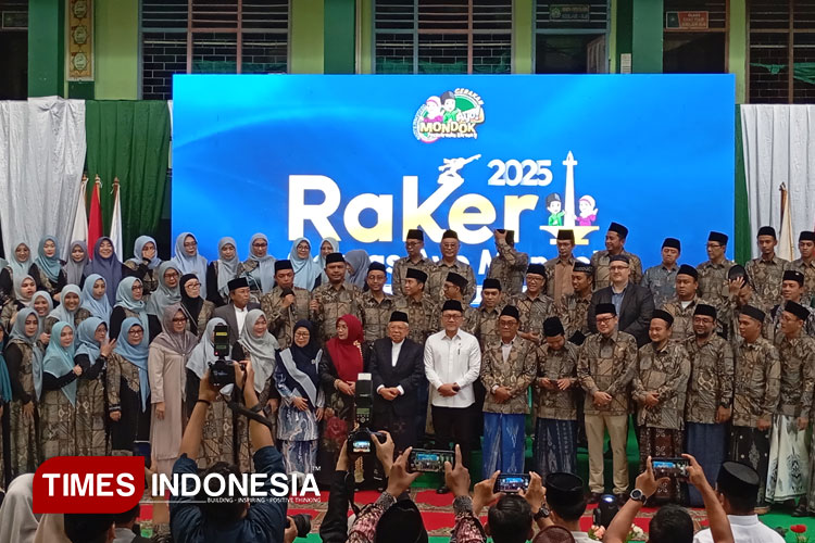 Pembukaan Raker Gernas Ayo Mondok yang dihadiri Menko Pangan Zulhas dan Wakil Presiden ke-13 Ma'ruf Amin. (FOTO: Fahmi/TIMES Indonesia)