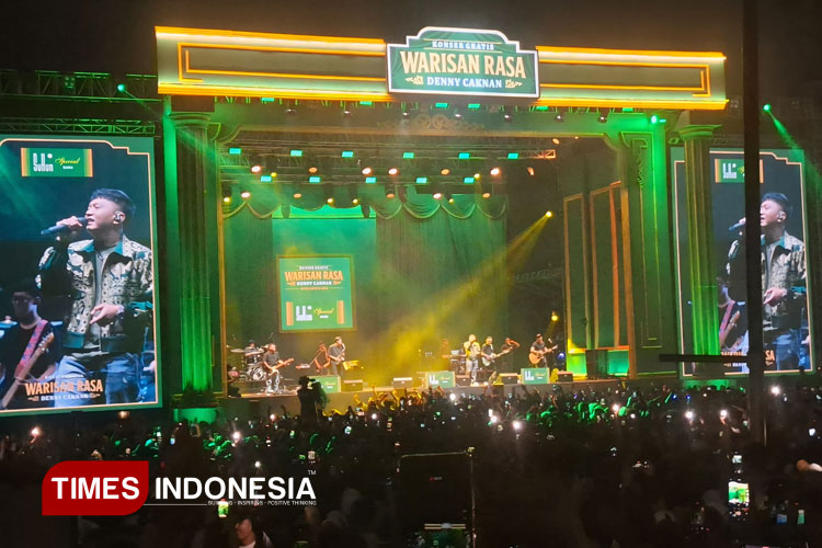 Warga Banjarnegara tumpah ruah saksikan konser spektakuler bertajuk Warisan Rasa Denny Caknan. (FOTO: Muchlas Hamidi/TIMES Indonesia)