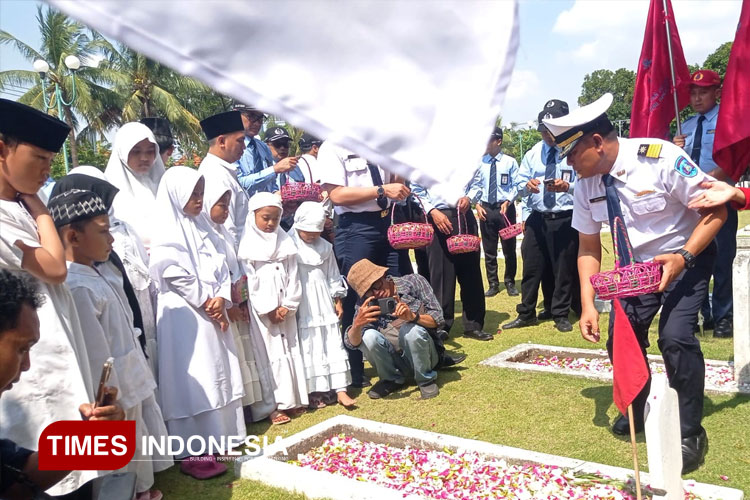 Direksi DLU saat melakukan ziarah dan tabur bunga di atas pusara Menteri Perhubungan pertama RI Abikoesno Tjokrosoejoso yang berada di TMP Kusuma Bangsa Surabaya, Rabu (17/9/2025). (FOTO: Hamida Soetadji/TIMES Indonesia)