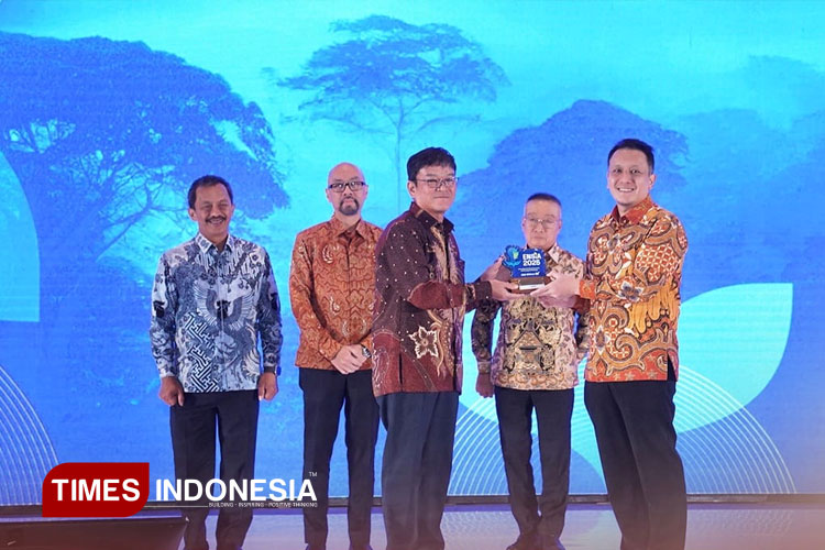 Wakil Menteri Lingkungan Hidup RI, Diaz Hendropriyono saat memberikan penghargaan di ajang ENSIA 2025. (FOTO: Akmal/TIMES Indonesia)