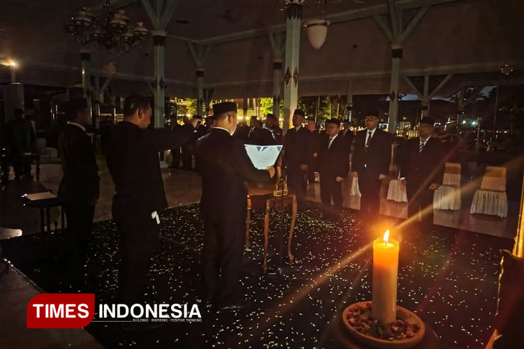 Bupati Madiun memandu pengucapan sumpah dan janji kepala OPD diterangi cahaya lilin. (Foto: Yupi Apridayani/TIMES Indonesia)