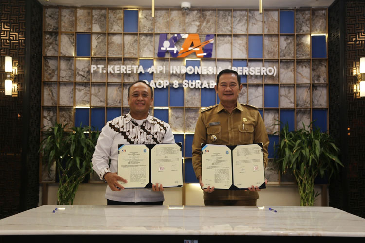 Executive Vice President KAI Daop 8 Surabaya, Wisnu Pramudyo dan Bupati Lamongan Yuhronur Efendi saat penandatanganan MoU di Surabaya, Rabu (17/9/2025). (FOTO: Dok.KAI)
