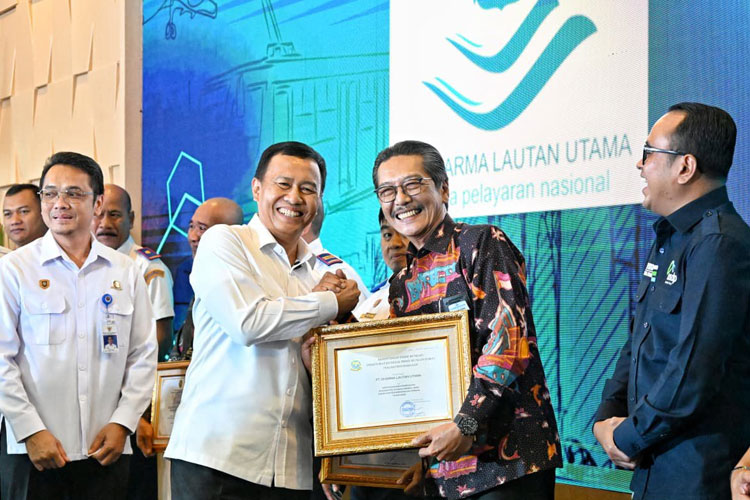 PT Dharma Lautan Utama Raih Penghargaan Operator Penyeberangan Terbaik Nasional