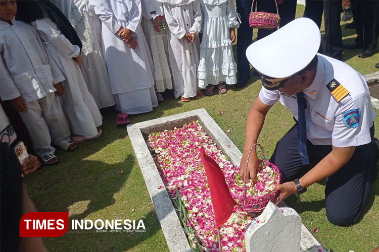 ziarah-di-TMP-Kusuma-Bangsa-Surabaya.jpg
