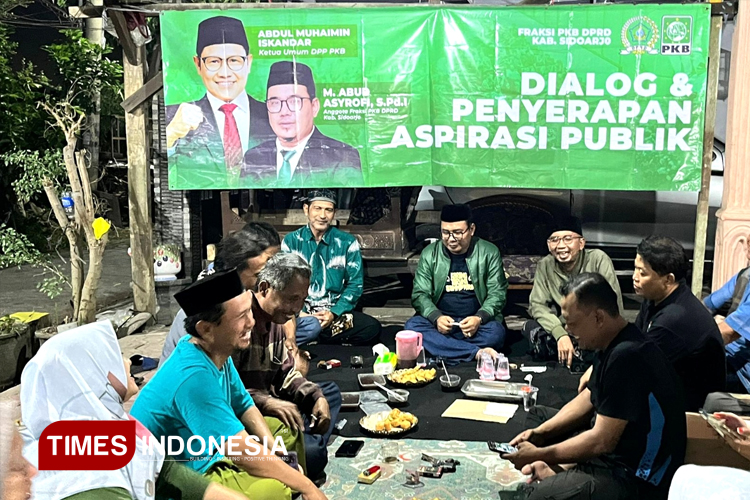 Abud Asyrofi Anggota DPRD Sidoarjo Fraksi PKB saat menyerap aspirasi dari para pegiat lingkungan di Watugolong, Kecamatan Krian. (FOTO: Syaiful Bahri/TIMES Indonesia)