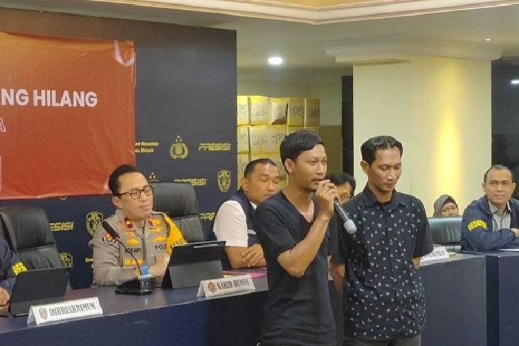 Bima Permana Putra yang kabur ke Malang paskademo di Jakarta, memberikan keterangan kepada pers di Polda Metro Jaya, Kamis (18/9/2025). (FOTO: ANTARA/Risky Syukur)