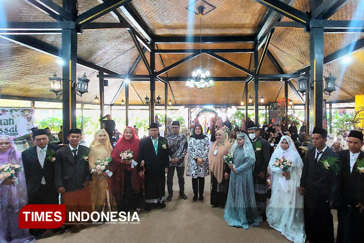 Foto bersama Bupati Banyuwangi, Ipuk Fiestiandani, Ketua PC Al Irsyad Al Islamiyah Banyuwangi, Hamdan Falhum bersama sejumlah pasangan yang menikah masal. (Foto : Anggara Cahya/TIMES Indonesia)