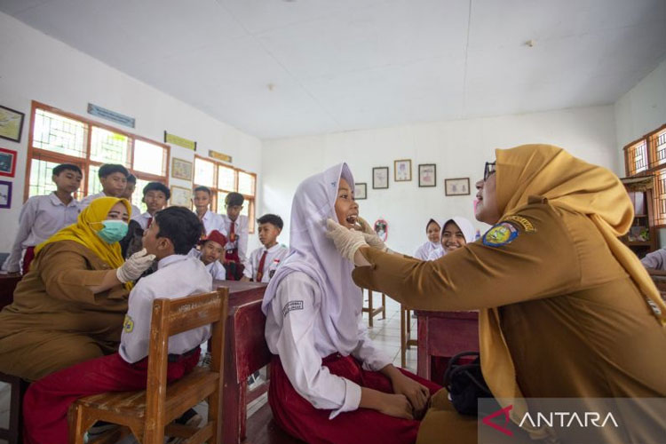 Pemeriksaan kesehatan gigi siswa pada kegiatan Cek Kesehatan Gratis (CKG). (Foto: ANTARA FOTO/Dedhez Anggara/rwa)