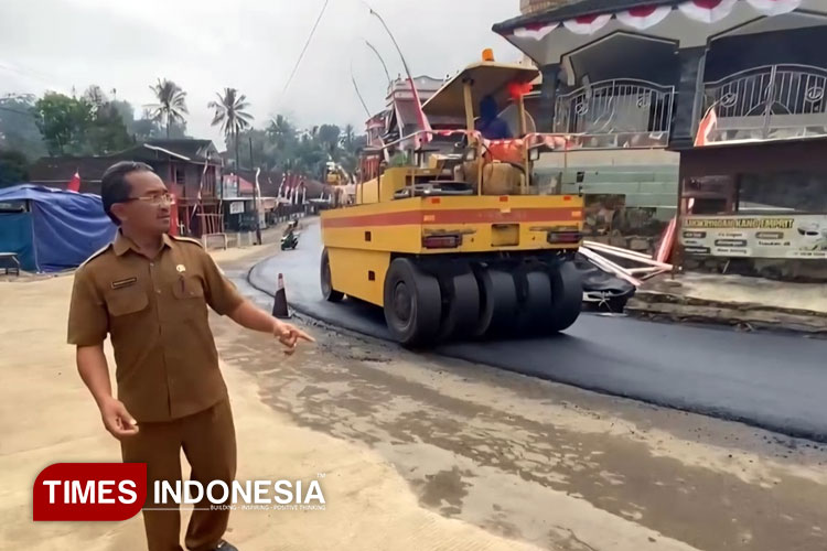 Kepala UPT PJJ Pacitan Ir. Budi Harisantoso, ST, MT saat meninjau pengaspalan Jalan Arjosari-Purwantoro (Foto: Rojihan/TIMES Indonesia)