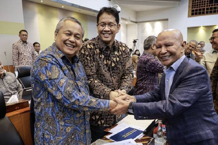 Ketua Banggar DPR Said Abdullah (kanan) berjabat tangan dengan Menkeu Purbaya Yudhi Sadewa (tengah) dan Gubernur BI Perry Warjiyo (kiri) sebelum rapat kerja di Kompleks Parlemen, Senayan, Jakarta, Kamis (18/9/2025).  (Foto: Antara/Dhemas Reviyanto)