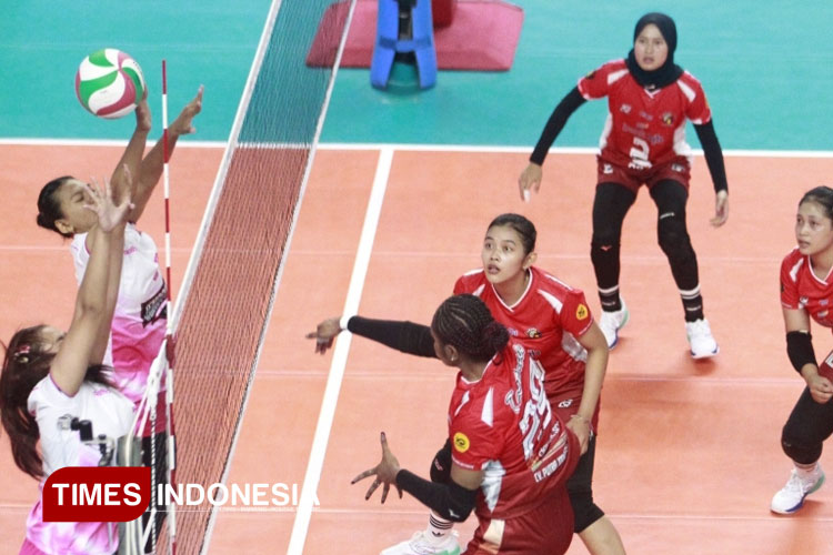 Bandung Tectona (merah) tumbang dari Jenggolo di Livoli Divisi Utama 2025. (FOTO: Marhaban/TIMES Indonesia)