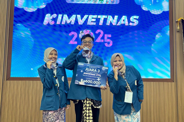 Mahasiswa UNAIR meraih juara tiga dalam kompetisi karya ilmiah mahasiswa veteriner nasional ( KIMVETNAS) 2025 yang diselenggarakan Fakultas Kedokteran Gigi UGM, Kamis (18/9/2025). (FOTO: Dok.Unair)