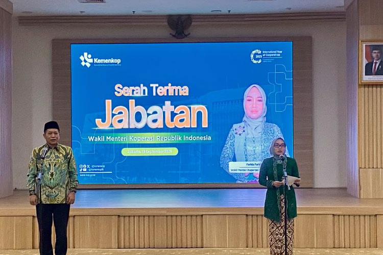 Menteri Koperasi Ferry Juliantono (kiri) dan Wakil Menteri Koperasi Farida Farichah pada acara Serah Terima Jabatan Wakil Menteri Koperasi di Jakarta, Kamis (18/9/2025). (FOTO: ANTARA/Shofi Ayudiana)