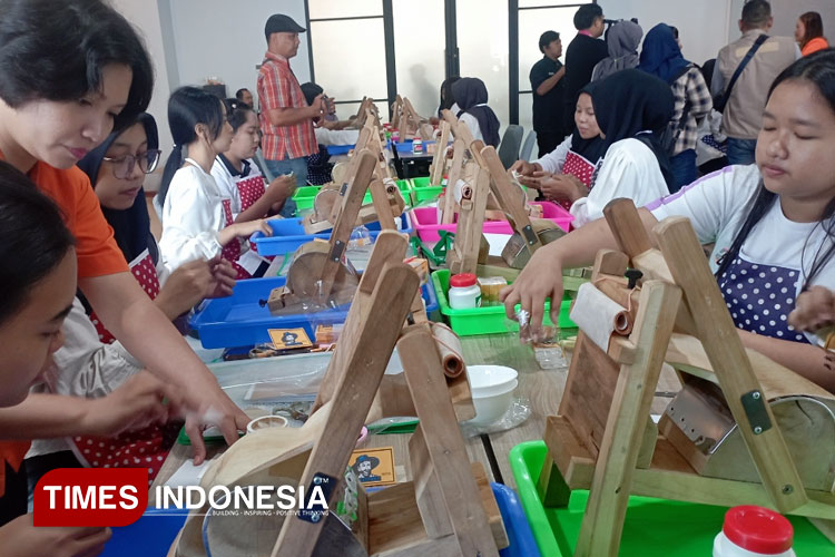 Para-pekerja-perempuan-Industri-SKT.jpg