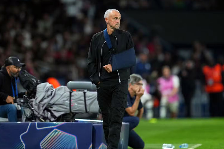 PSG Pesta Gol, Luis Enrique Ungkap Strategi Unik dari Tribun Penonton