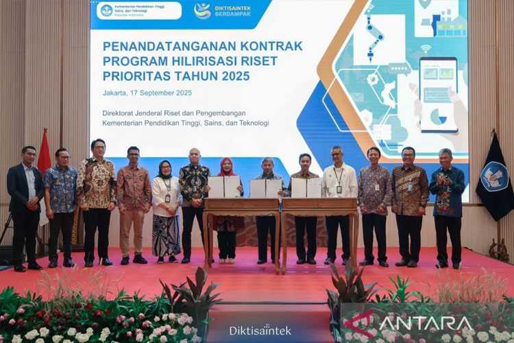 Penandatanganan Kontrak Pendanaan Hilirisasi Riset Prioritas (Hiliriset) 2025 di Kantor Kemdiktisaintek RI, Jakarta, Rabu (17/9/2025).  (FOTO: Kemdiktisaintek RI)
