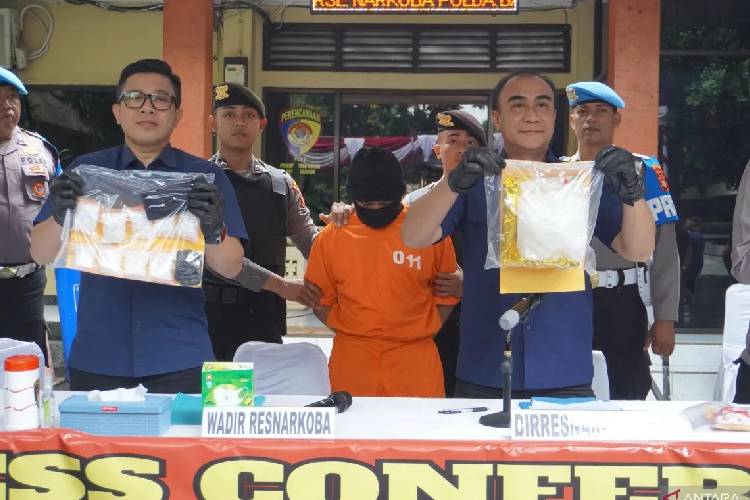 Direktur Reserse Narkoba (Dirresnarkoba) Polda Bali Kombes Pol. Radiant (kanan) menunjukkan tersangka dan barang bukti kasus peredaran gelap narkoba di Denpasar, Bali, Kamis (18/9/2025). (FOTO: ANTARA/Rolandus Nampu)