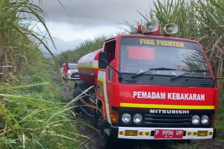 Terjebak Semalaman, Mobil Konten Kreator Dievakuasi Damkar Banyuwangi