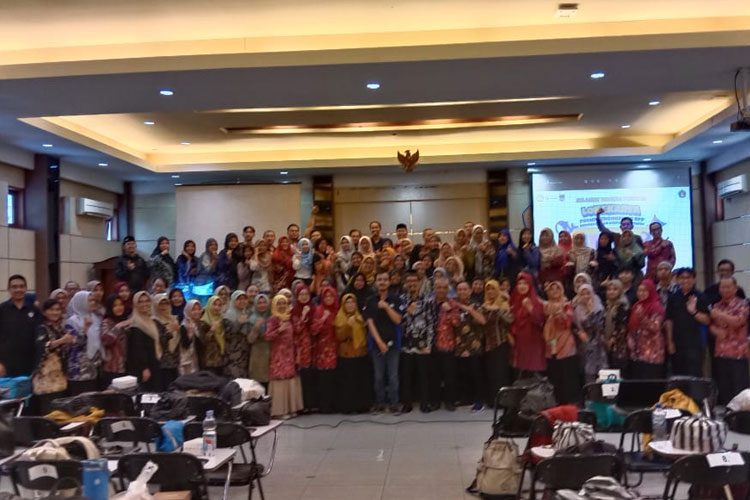 Tim Universitas Katolik Widya Karya Malang saat foto bersama dengan MGMP Matematika SMP se- Kabupaten Malang, Kamis (18/9/2025) di Aula Santo Thomas Universitas Katolik Widya Karya , Jalan Bondowoso No 2 Kota Malang.